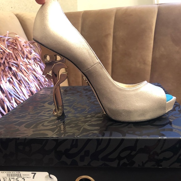 Aennis Eunis Calligraphy Gold Pumps - Picture 2 of 7